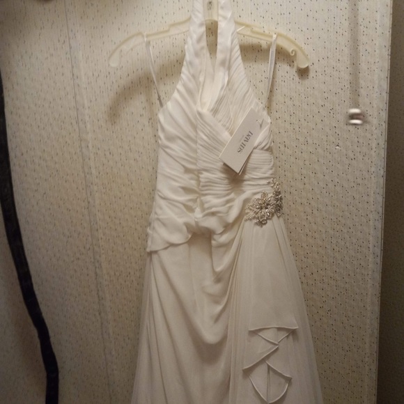I’m selling this beautiful wedding dress! - Picture 1 of 5